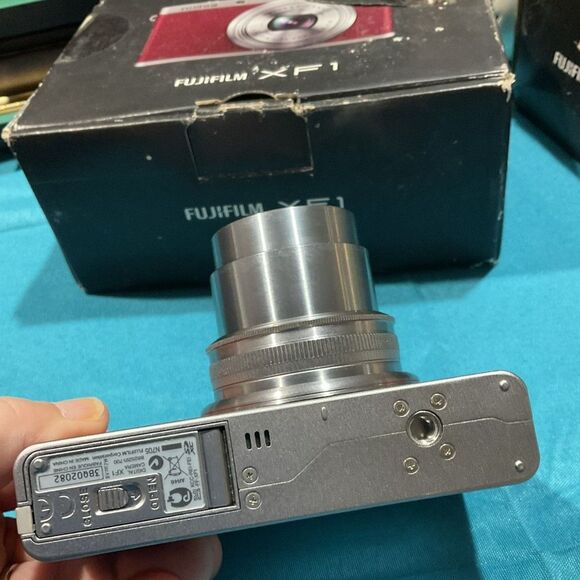 Fujifilm XF1 12.0MP Compact Digital Camera Red - Picture 6 of 10